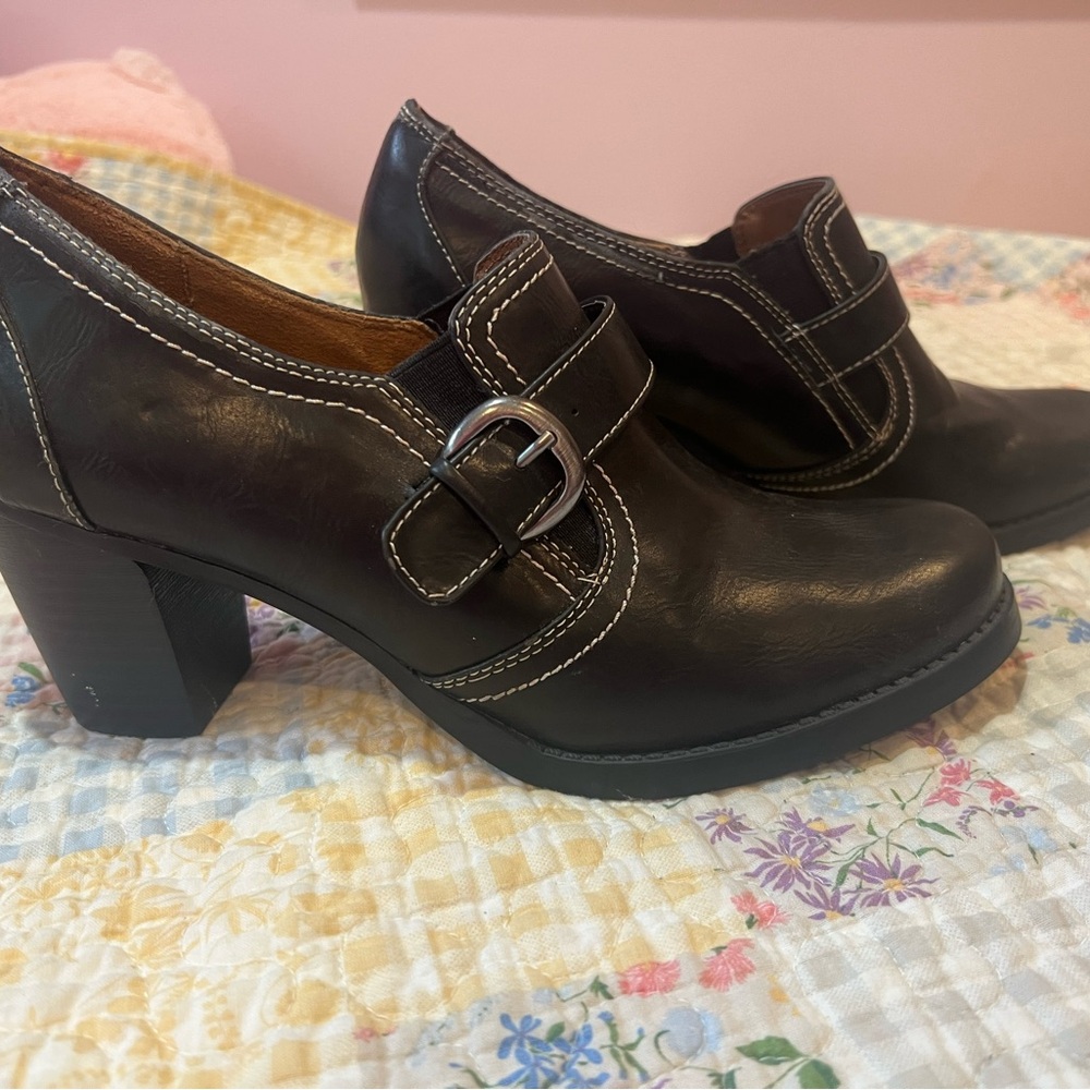 2000s Buckle heal shoe for women